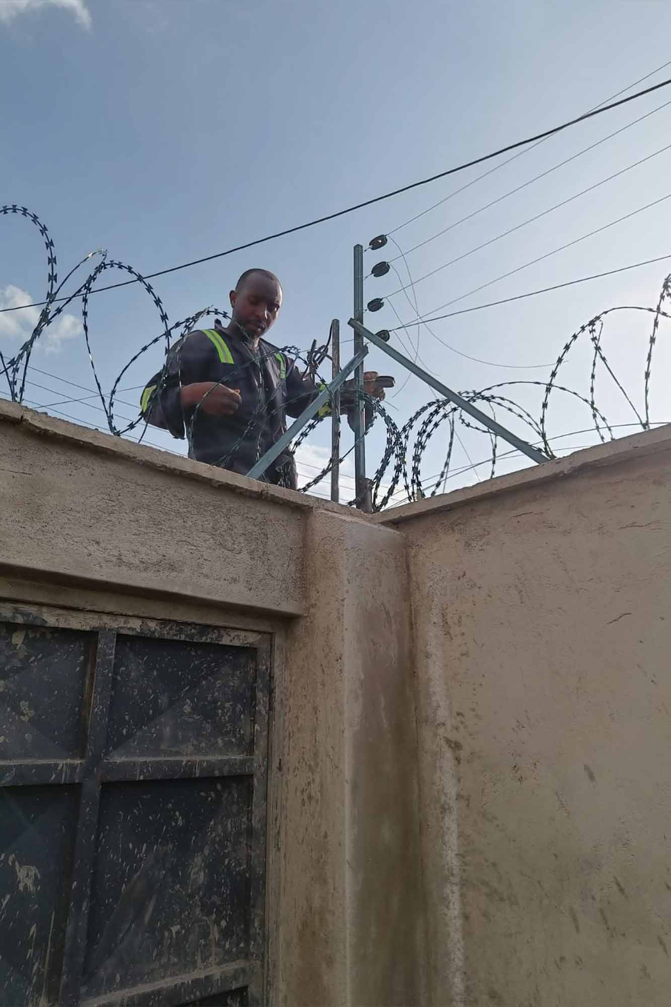 Razor-&-Electric-Fencing-MonjoTec-